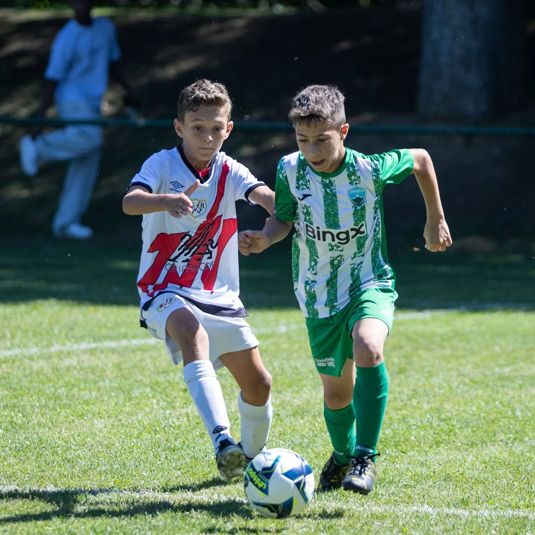 Joves futbolistes entrenant
